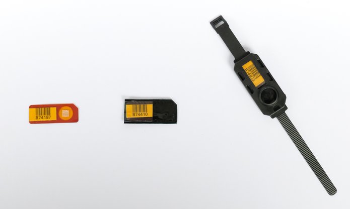 Bilderreihenfolge Chipstratedosimeter. Darstellung der Chipstrate Dosimeter in unverpacktem, verpackten und montiertem Zustand. Chipstratedosimeter sind nur etwa 2 mm dick, 1 cm breit und etwas mehr als 2 cm lang. 